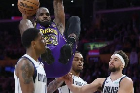 开云体育- 詹姆斯在独行侠比赛中突破纪录,败北引发热议的原因 