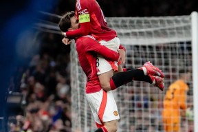 开云体育-包含曼联引发争议！，詹姆斯官方宣布比赛局势复杂新规上演精彩一战的词条