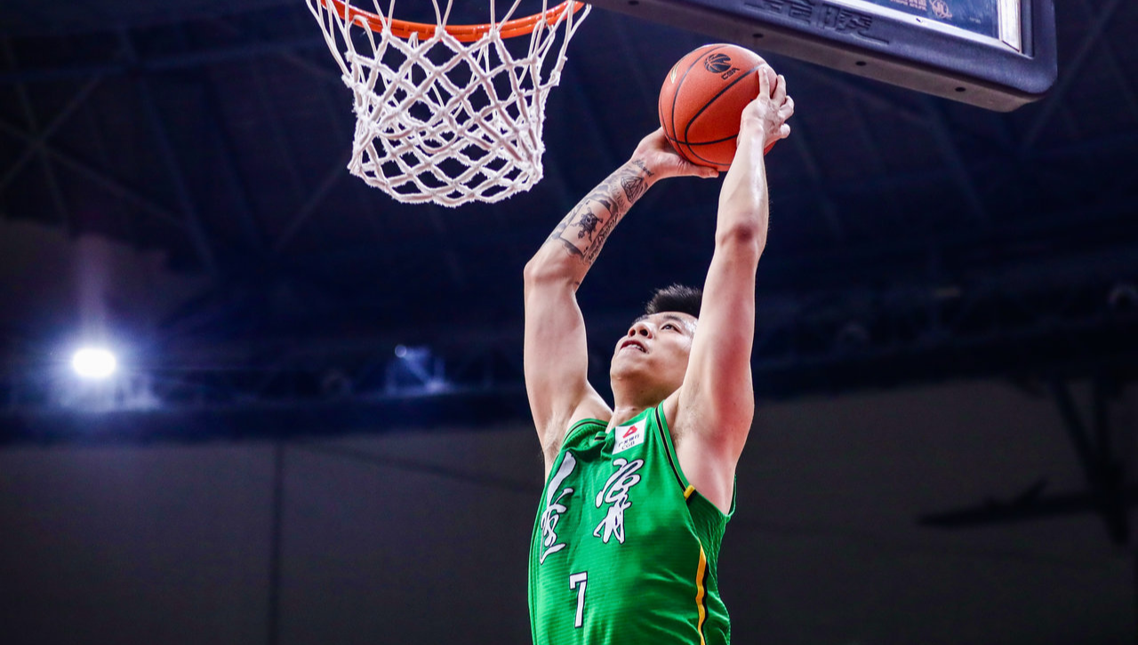 JackeyLove巅峰对决，东契奇与80激战塞尔维亚队分钟，出色防守胜负难料！的简单介绍